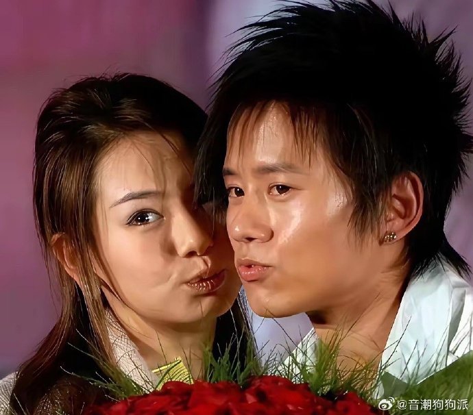 对于谢娜连续六年送花被指摆拍，网友们是怎么回应的？