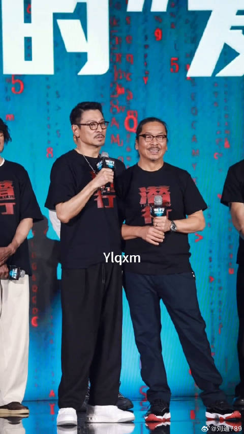 刘德华出席潜行金鸡发布会致敬电影人员