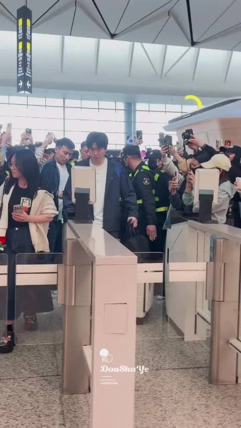 王楚钦出征澳门世界杯，三大赛独扛压力