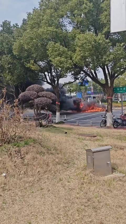 博主称路口起火车辆为BBA行政级油车