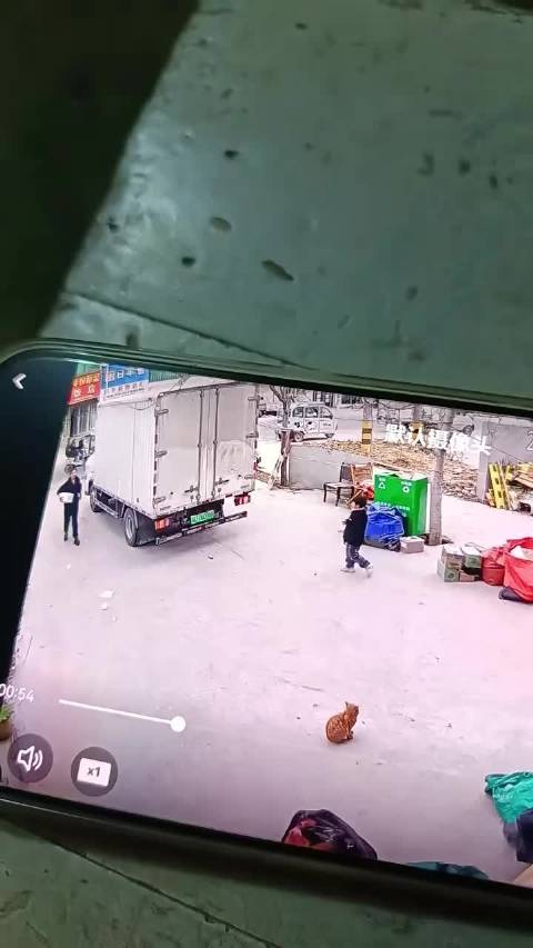 宿州男童悬挂货车尾部，三轮车司机鸣笛追赶救下