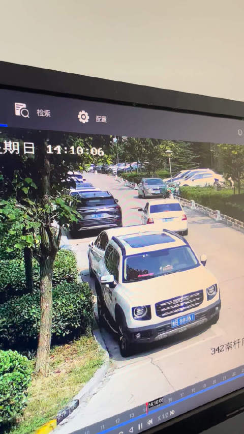 女子疑夫出轨扒货车尾跟踪，交警提醒安全驾驶