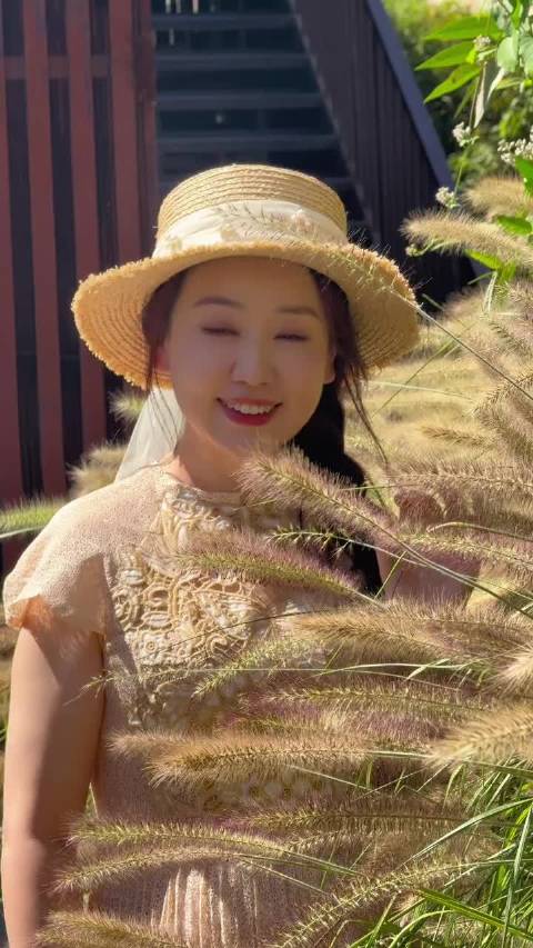 关凌林志玲15年后同框，笑谈婚纱照撞脸趣事