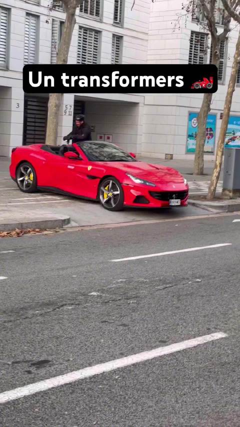 法拉利车主非要在路上把车棚竖起来，哈哈，就当作给路人的娱乐吧