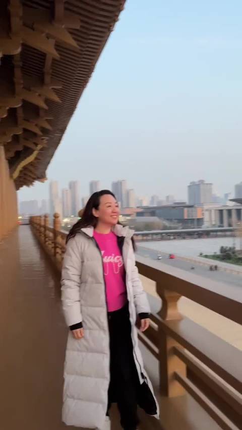 关凌自曝婚纱照撞脸林志玲，老公神似周润发