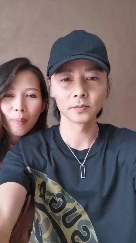 蔡少芬张晋夫妻绕口令挑战 拿着棍子去打脚