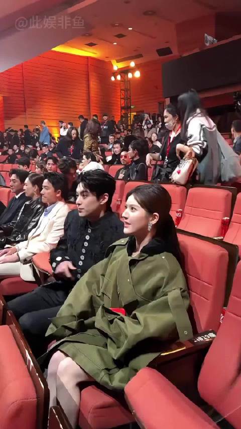 明星被特写镜头牢牢锁定，关晓彤笑意微僵，张一山跷着二郎腿稳坐如钟