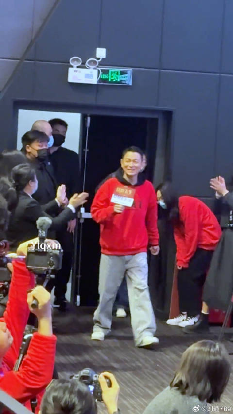 电影红毯先生 上海路演 现场人气爆棚 欢呼声不断 不愧是天王巨星