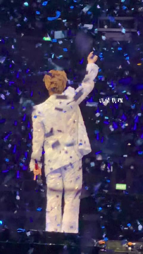 汪苏泷新加坡演唱会首日唱《晴》，银色彩票淹没观众