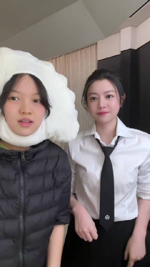 拉宏桑和陈妍希合跳手势舞，陈妍希太美了，拉宏桑主打可爱，两人都活泼又大方