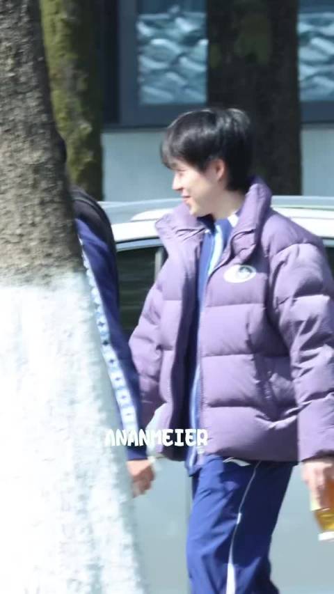 王楚钦感叹年轻选手身高优势明显