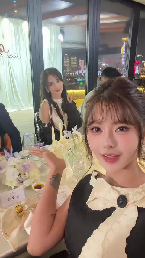 韩安冉购品牌见面名额与Angelababy同框