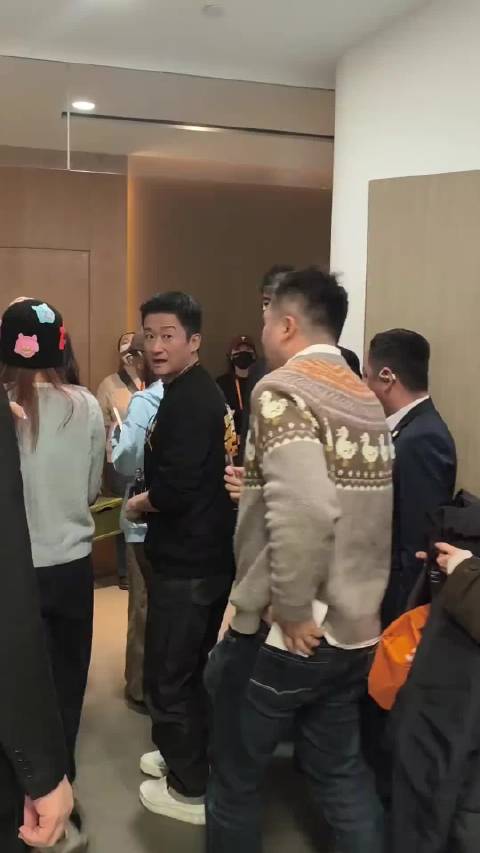 吴京 水肿 笑死我了，怎么能肿的这么具象话，好像海绵啊