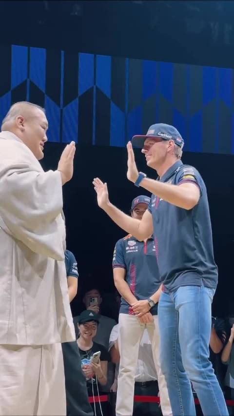 相扑手与F1赛车手比拼推手游戏，赛车手反应占优