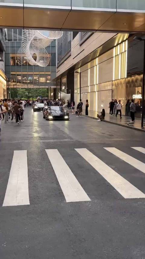 深圳湾万象城里面惊现三台顶级神车，帕加尼风神，布加迪，迈凯伦塞纳GTR