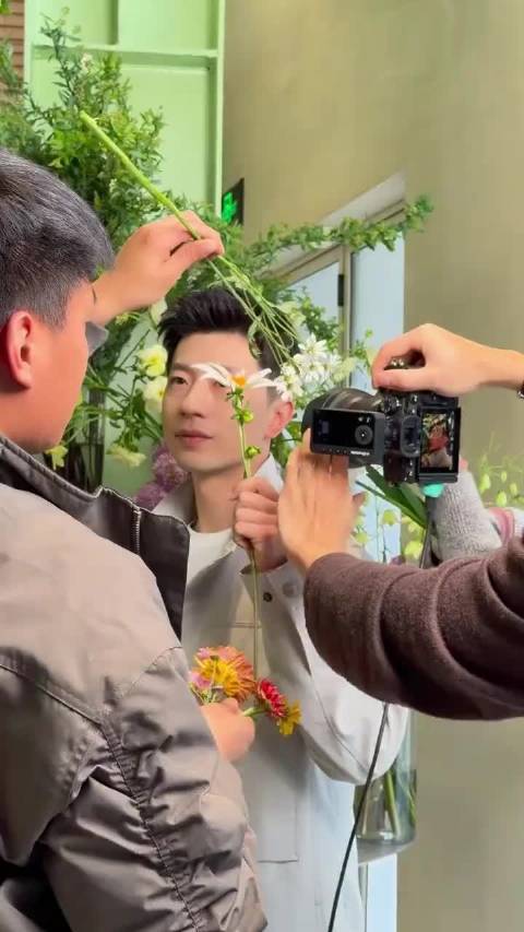 手拿鲜花拍照，简称“花美男”马龙说冠军会练得更狠