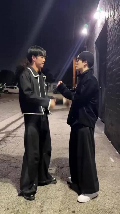 王嘉尔评论甜虾舞蹈，暗示或将在舞台表演