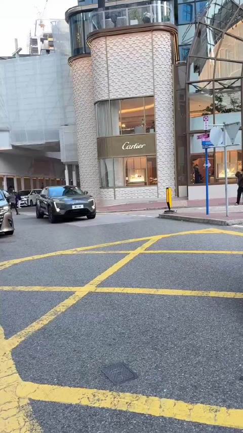 香港铜锣湾街头国产车牌照颜色字体影响颜值