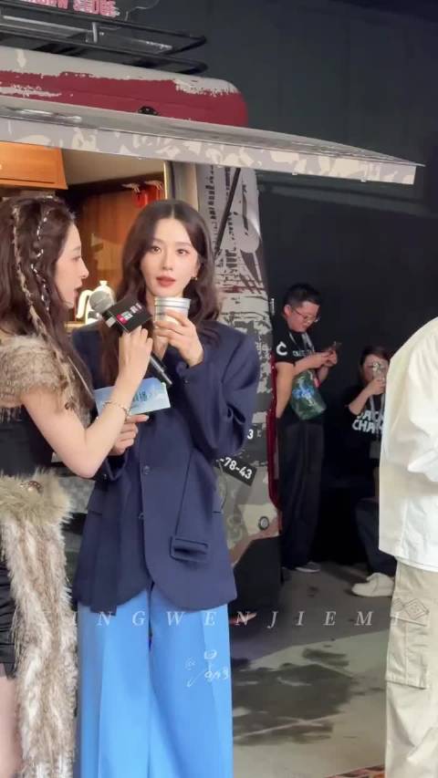 成龙给刘诗诗做咖啡 刘诗诗打满分