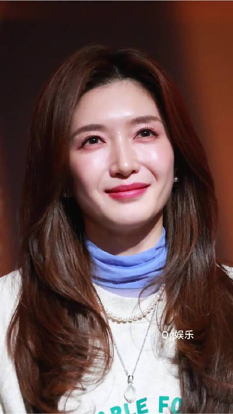 江疏影高清镜头下怼脸39岁这状态如何？电影拼桌