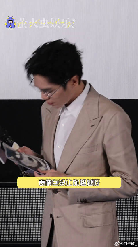 张若昀被哈士奇贴脸开大 张若昀你小子来超越表情包的是吧！鸣龙少年追剧团