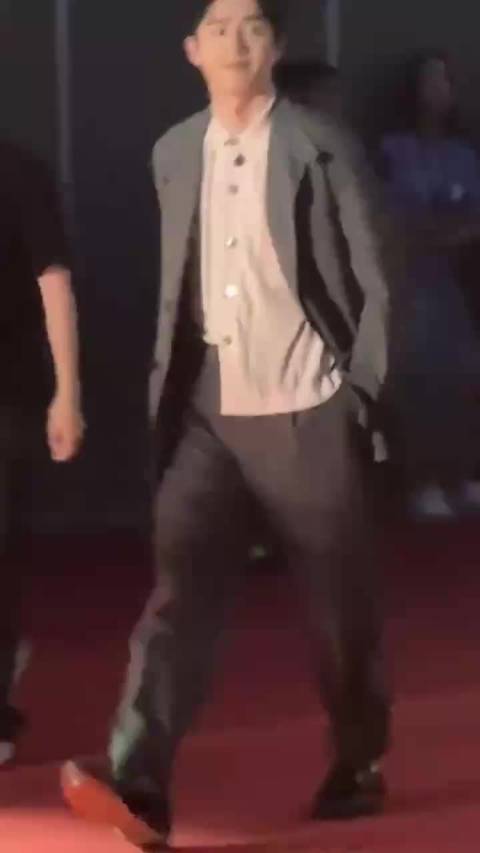 刘昊然虎牙影响笑容美感，矫正或更完美