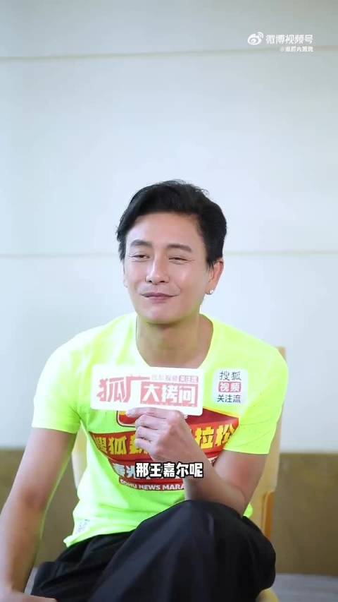 黄宗泽回应撞脸王嘉尔，赞其帅气幽默