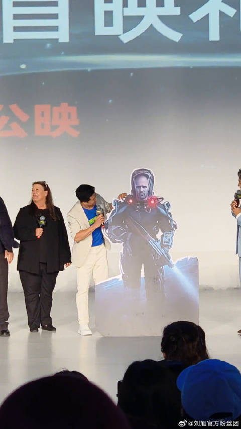 杰森斯坦森 人形立牌带到现场 还来了段京味双簧巨齿鲨2北京全球首映礼
