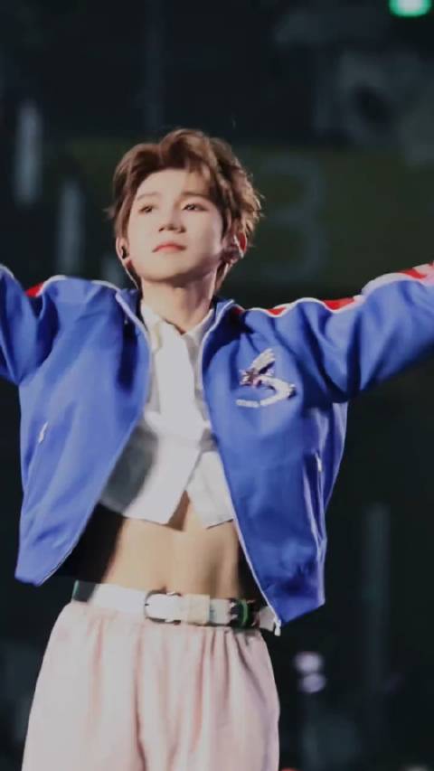 王源白色穿搭展薄肌魅力