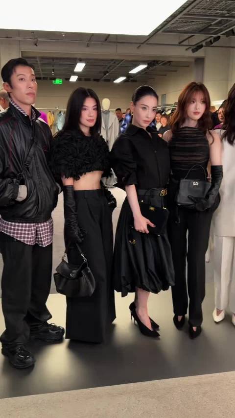 杨超越的气质好突出，只是站那里就让人移不开目光了….. ：克里森Chrison