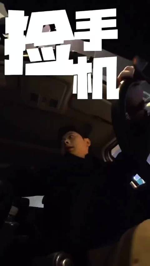 乘客拒付出租车司机送还手机费用引争议