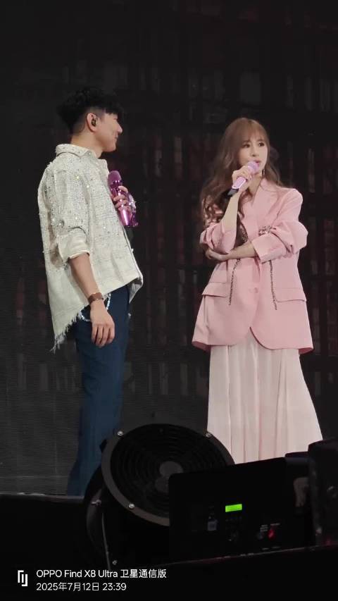 林俊杰王心凌合唱《爱你》，甜蜜互动引爆演唱会