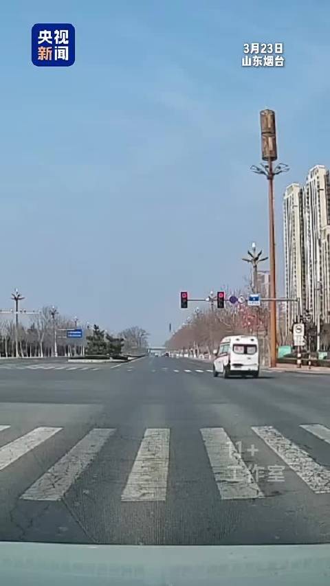 救护车被撞侧翻，山东小伙挺身而出