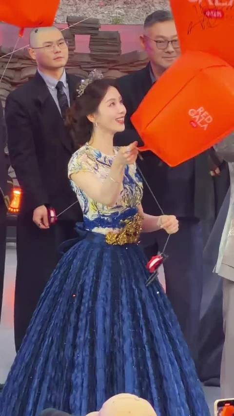 刘诗诗周冬雨成龙同框放天灯