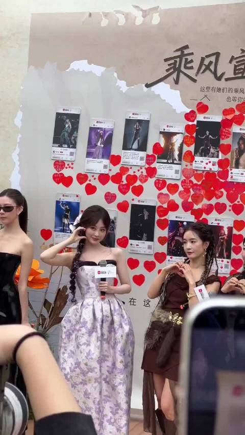 呜呜好喜欢看美女贴贴 ，能看出来两个大美女关系很好啊