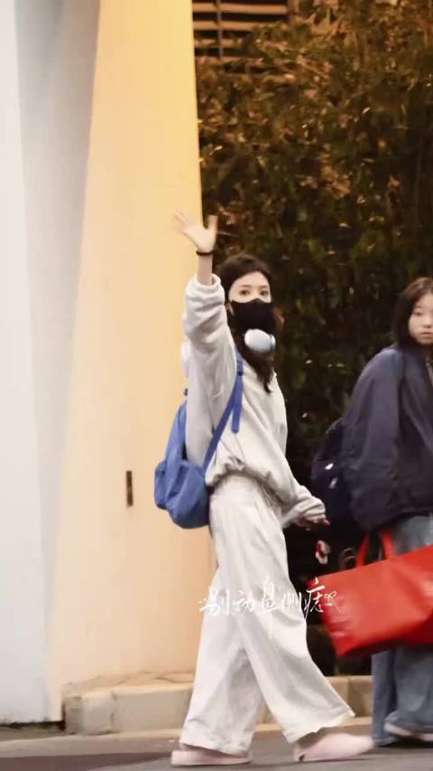 章若楠飞回上海继续拍摄