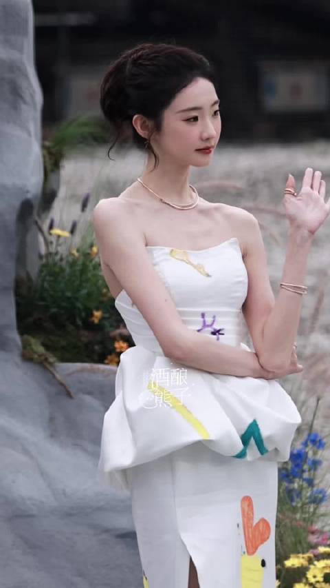 好明媚的张艺凡