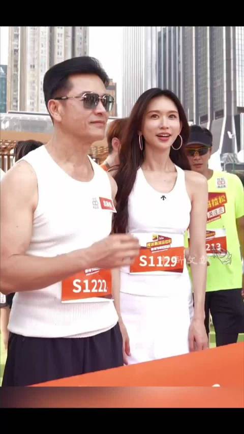 吕良伟70岁状态惊艳，与林志玲同框被誉冻龄组合