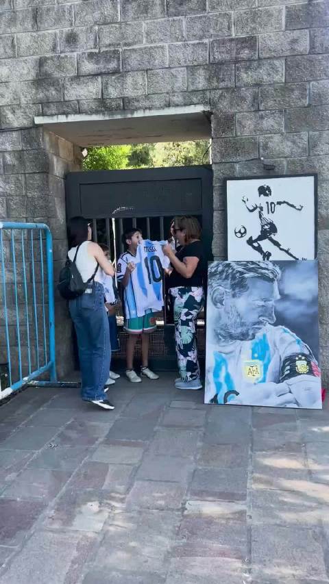 拿到梅西签名后欣喜若狂的小球迷