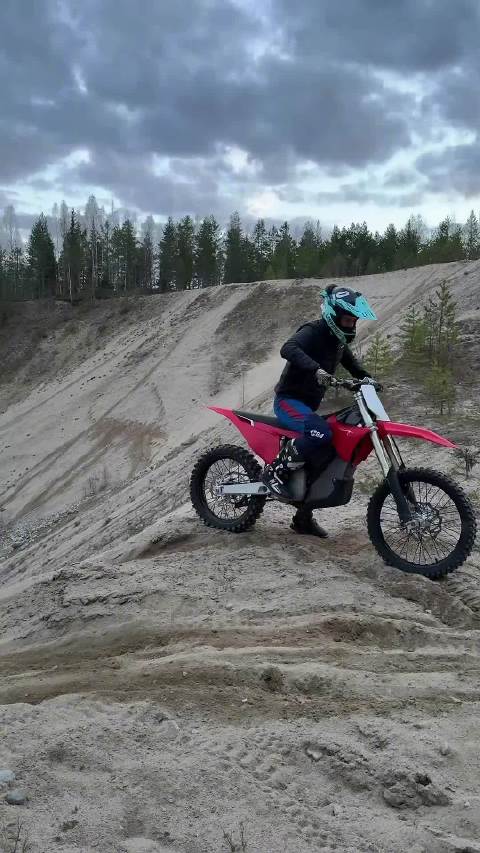 电动摩托冲击山坡！