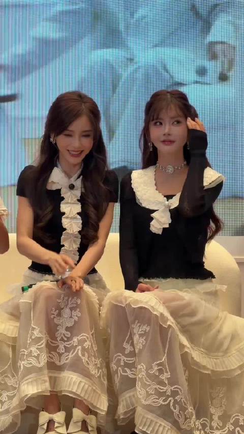 两位美女同框，同类型小洋装