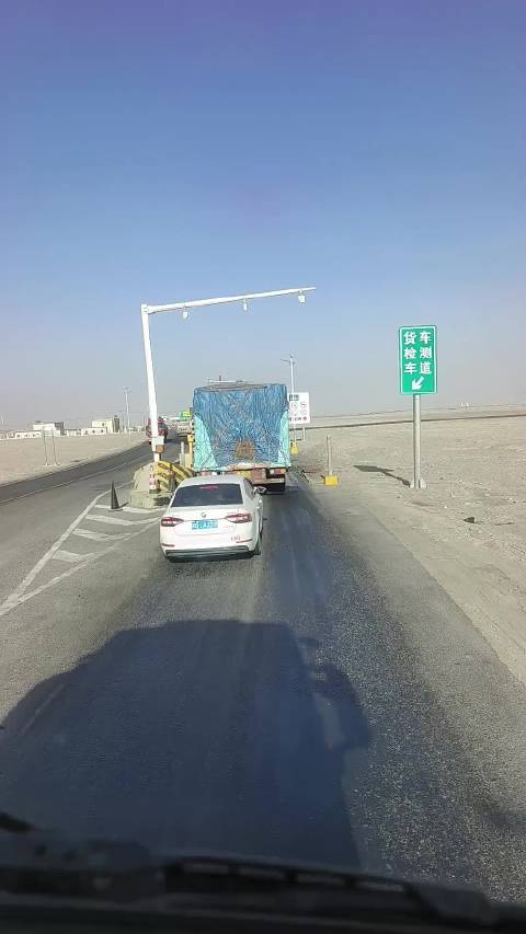 货车司机都得懵，莫名其妙的多两吨