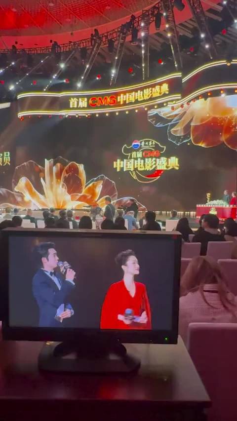 祝贺小宝贝！纯白T恤造型简直帅出天际 cmg中国电影盛典易烊千玺