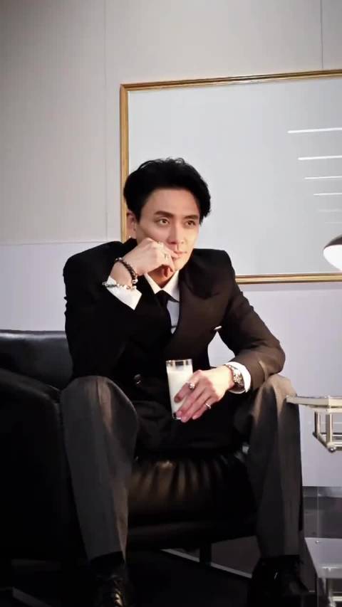 黄宗泽回应撞脸王嘉尔，赞其帅气搞笑合作愉快