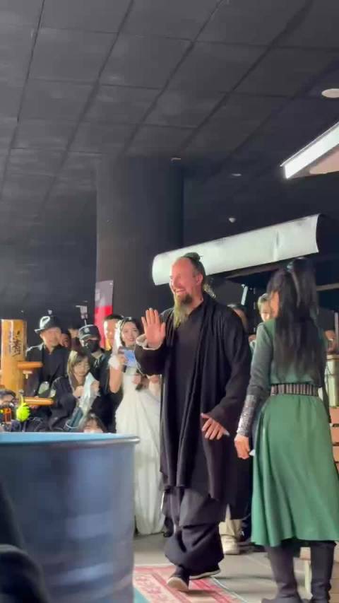 起猛了看到外国人教成龙功夫了