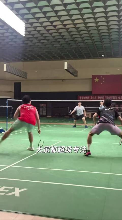 来看点猫猫戏耍老牛 看到宝宝打聪明球就安心了