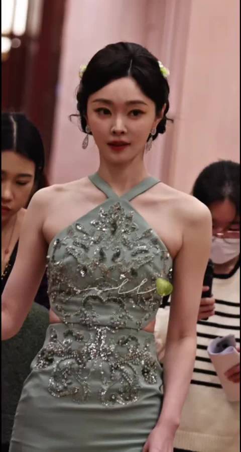 宋轶阅文盛典上班路透 挂脖亮片绿裙+复古盘发造型给到夯！明媚又大气的车车