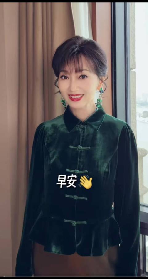 早安呀 看看我们阿芝多好看我随便一截图，就美到犯迷糊 你们说 是不是呀