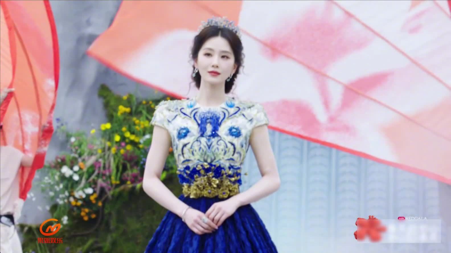 刘诗诗redgala红毯开毯嘉宾，刘诗诗头戴王冠走红毯，气场全开