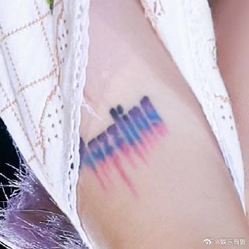 王源巡演首秀新纹身，绿色清新图案亮相